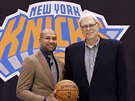 Phil Jackson (vpravo) a Derek Fisher se po letech setkávají v NY Knicks,...