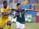 Oribe Peralta (vpravo) z Mexika uniká kamerunskému fotbalistovi Benoitu...