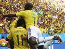 Kolumbijtí fotbalisté slaví gól proti Pobeí slonoviny.