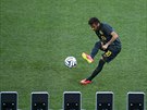 DOBE, HOCHU. Brazilský trenér Luiz Felipe Scolari sleduje Neymara, kterak...