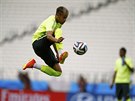 BRAZILSKÝ SAMURAJ. Útoník Neymar skáe za balonem na pondlním tréninku ve...