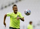 ZA MÍEM. Neymar pronásleduje balon na pondlním tréninku ped zápasem proti...