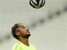 MODLA. Neymar si hraje s míem na tréninku Brazílie ped úterním zápasem proti...