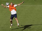 VÝSKOK. Arjen Robben zpracovává mí na tréninku nizozemské reprezentace ped...