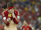 SMUTEK. panlský obránce Sergio Ramos schovává zklamaný obliej do dresu.