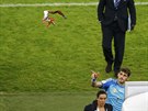 U JE NEPOTEBUJU. panlský branká Iker Casillas vyhazuje po prohraném utkání...