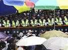 Jihokorejtí policisté ped branami komunity v mst Ansong (Jiní Korea, 11....