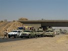 Irácká armáda na silnici mezi Bagdádem a Mosulem  (11. ervna 2014).