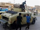 Mladíci se vozí na armádním obrnném vozidle v ulicích Tikrítu (Irák, 11....