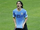 KOUKEJTE NA MJ DRES! Uruguayský útoník Edinson Cavani slaví svj gól proti
