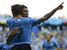 DOBE JSI TO ZVLÁDL. Cristian Rodríguez gratuluje spoluhrái z uruguayské