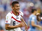 OUTSIDER OTOIL SKÓRE! Kostarický obránce Duarte slaví gól proti Uruguayi.
