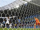 FAVORIT ZÁPASU PROHRÁVÁ. Uruguayský gólman Muslera dostává gól od Kostariana