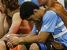 NEMOHL POMOCI. Hvzda uruguayské reprezentace Luis Suárez jet nebyl fit.
