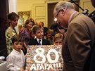 Bývalý belgický král Albert II. dostal k 80. narozeninám dort od svých vnouat...