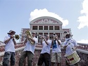 Skupinka anglickch fotbalovch fanouk ped operou Teatro Amazonas v Manausu.