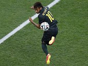 JAK KOUSKY UM? Neymar si hraje s mem na trninku brazilsk reprezentace.