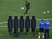 JDE MU TO. Trenrsk tb sleduje, jak brazilsk hvzda Neymar kope standardn...