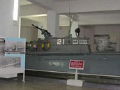 Torpédový člun 21 v pchjongjangském muzeu. Docela vlevo je obrázek těžkého...