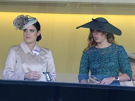 Princezny Eugenie a Beatrice se pi volb pokrývky hlavy píli neodvázaly,...