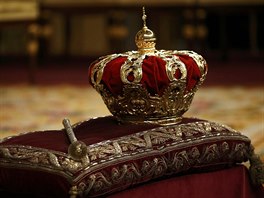 panlsk koruna pi proklamaci na hlav novho monarchy nespoinula (19....