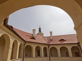 Zámek v Roztokách u Prahy se veřejnosti otevřel po 12 letech. V roce 2002 ho...