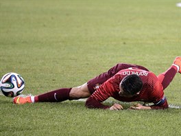 Cristiano Ronaldo v ppravnm utkn proti Irsku pot, co pi pokusu o kliku...