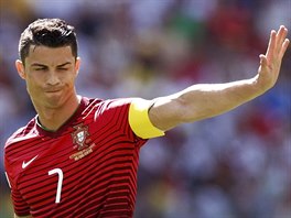 AHOJ! Portugalec Cristiano Ronaldo gestikuluje pi zpase proti Nmecku.