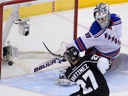 ROZHODUJC TREFA. Alec Martinez z Los Angeles pekonv branke New York...