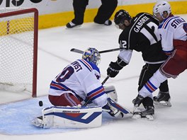 SLOVENSKÝ KANONÝR. Branká New York Rangers Henrik Lundqvist inkasuje po anci...