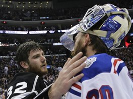 SETKÁNÍ GÓLMAN. Jonathan Quick z Los Angeles (vlevo) chlácholí brankáe New...