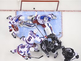 PUK V BRANCE.  Brankáe Henrika Lundqvista z New York Rangers pekonal po...