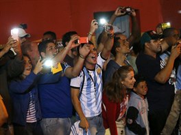 Fanouci povykují na fotbalisty Argentiny, kteí práv dorazili na trénink.