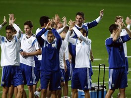 Argentintí fotbalisté dkují fanoukm za podporu bhem tréninku.