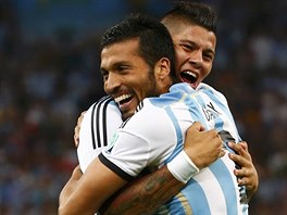 Argentinci Ezequiel Garay (vpravo) a Marcos Rojo slaví úvodní gól svého týmu na...