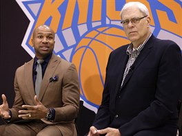Phil Jackson (vpravo) a Derek Fisher se po letech setkvaj v NY Knicks,...
