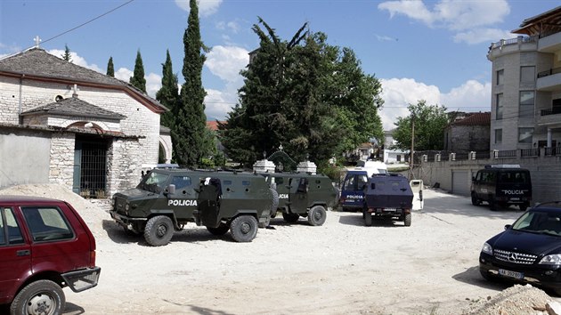 Ztah albnsk policie ve mst Lazarat (16. ervna 2014)