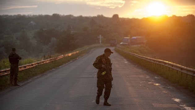 Prorut separatist na kontrolnm stanoviti u vesnice Karlivka nedaleko Doncku, kde si s ukrajinskmi vojky vymnili tla svch zabitch bojovnk (17. ervna 2014)