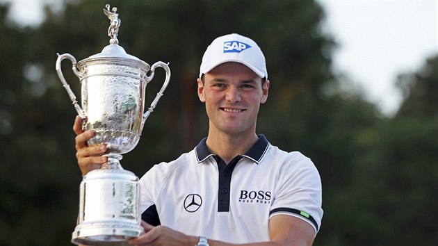 Nmecký golfista Martin Kaymer s trofejí pro vítze U.S. Open.