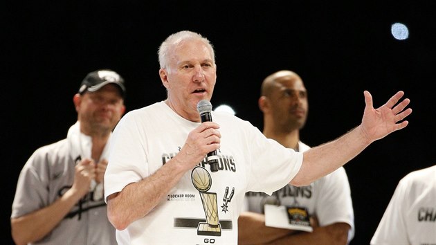 SLYTE. K davu promlouv trenr Gregg Popovich, kter dovedl San Antonio k titulu.