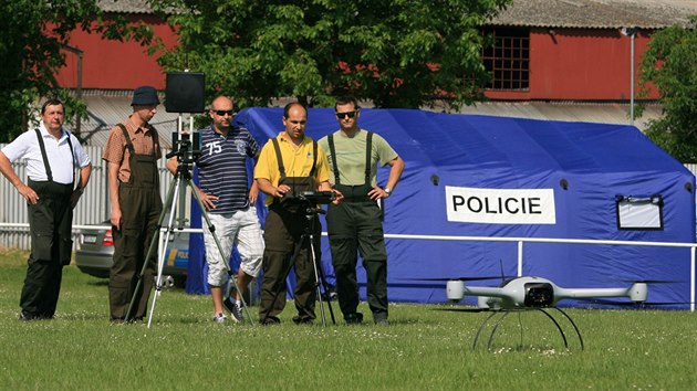 Policie nasadila nejmodernější techniku včetně dronu s kamerou.