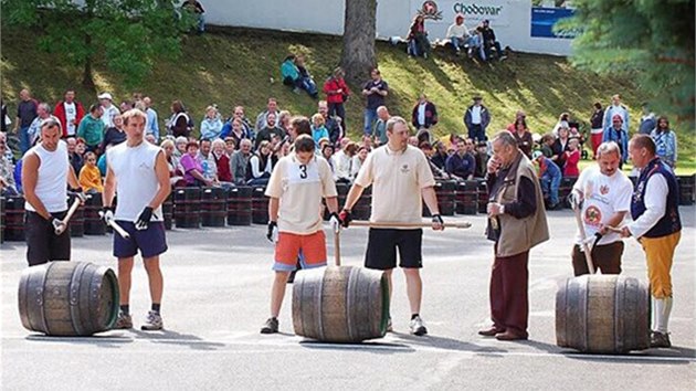 Na startu závodu v koulení pivních sud�