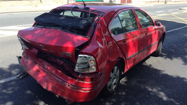 Řidič při honičce s policisty naboural v Mariánské ulici jiné auto, záchranáři ho museli ošetřit (10.6.2014)