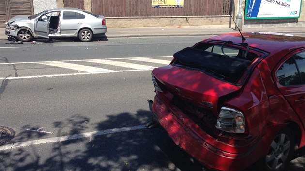Řidič při honičce s policisty naboural v Mariánské ulici jiné auto, záchranáři ho museli ošetřit (10.6.2014)