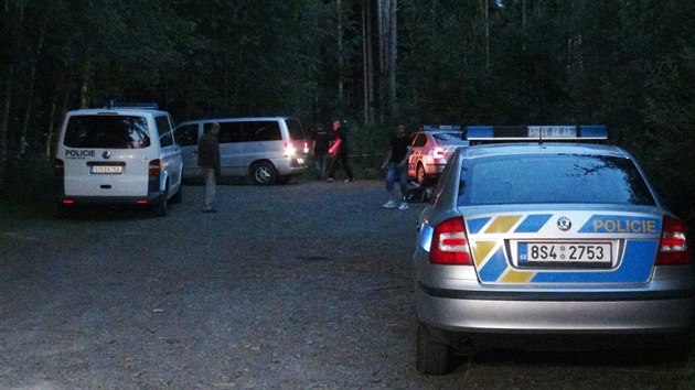 Ptrac akce policist po mui a en, kte na Jindichohradecku zpronevil penze, skonila v lese na Sedlansku. Dvojici zde nali mrtvou (10.6.2014)