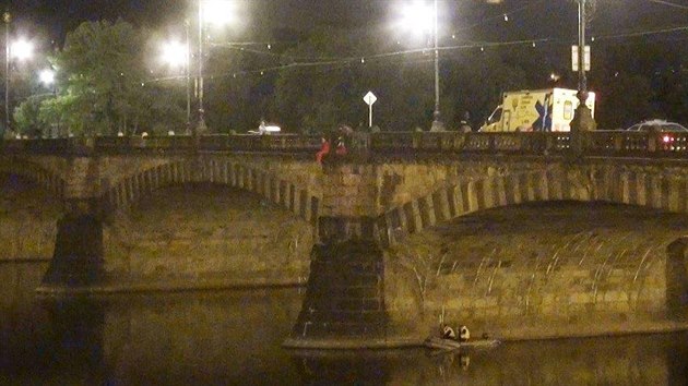 Mu sedl za kamennm ochozem mostu Legi a hrozil, e sko do Vltavy (17.6.2014)