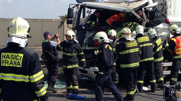 Nehoda dvou nákladních aut zastavila provoz na Štěrboholské radiále. Jeden z řidičů zůstal zaklíněn v kabině. Na místě zasahoval také záchranářský vrtulník (19.6.2014)