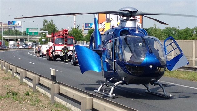 Nehoda dvou nákladních aut zastavila provoz na Štěrboholské radiále. Na místě zasahoval také záchranářský vrtulník (19.6.2014)