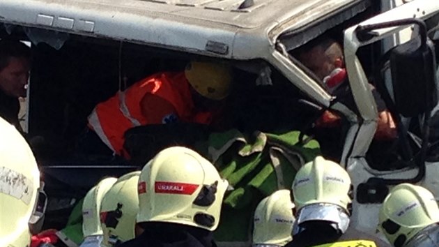 Nehoda dvou nákladních aut zastavila provoz na Štěrboholské radiále. Jeden z řidičů zůstal zaklíněn v kabině. Na místě zasahoval také záchranářský vrtulník (19.6.2014)