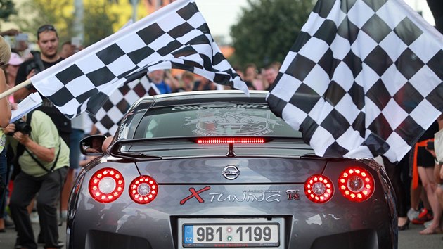 Start Diamond race u nákupního centra Olympia v Brně. Jízdy se účastní například auta značek Lamborghini, McLaren, Ferrari či Bentley.